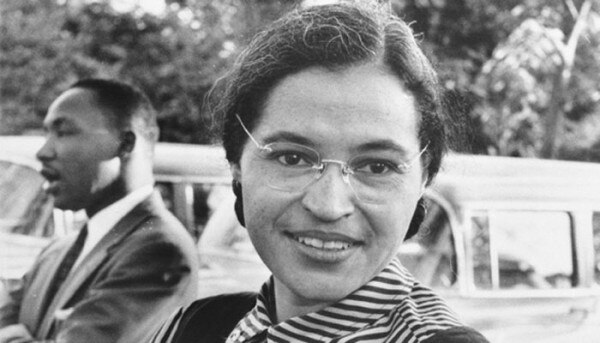 रोजा पार्क्स, जो अश्वेत लोगों के हक़ के लिए लड़ने वाला एक महत्वपूर्ण चेहरा बनीं, पहले अमेरिका में, उसके बाद पूरे विश्व में मानव अधिकारों के लिए. (तस्वीर: विकिमीडिया कॉमन्स) Rosa Parks