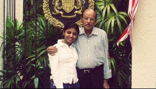 अपने पिता एमके विश्वनाथन के साथ सौम्या. (तस्वीर साभार: The News Minute) Saoumya Dad Tnm 700