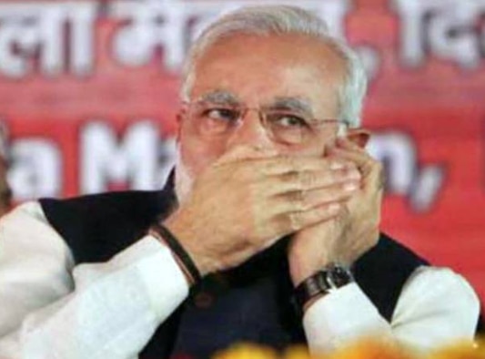 मुंह ढांप के मोदी जिससे भी बतिया रहे होंगे बोल तो हैलो ही रहे होंगे. हेलो हेलो बोलकर सोशल मीडिया से भी अच्छा दोस्ताना बनाया जा सकता है (तस्वीर PTI) मुंह ढांप के मोदी जिससे भी बतिया रहे होंगे बोल तो हैलो ही रहे होंगे. हेलो हेलो बोलकर सोशल मीडिया से भी अच्छा दोस्ताना बनाया जा सकता है (तस्वीर PTI)