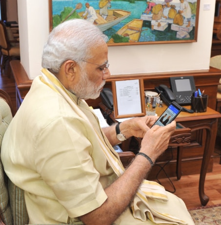 युवा जनता को धर दबोचने का सबसे सटीक उपाय लोगों ने SnapChat के ज़रिए ढूंढ निकाला था. पीएम मोदी को भी इधर एक बार गाते गुनगुनाते आना चाहिए (तस्वीर PTI) युवा जनता को धर दबोचने का सबसे सटीक उपाय लोगों ने SnapChat के ज़रिए ढूंढ निकाला था. पीएम मोदी को भी इधर एक बार गाते गुनगुनाते आना चाहिए (तस्वीर PTI)