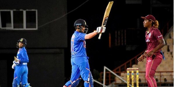 West Indies के खिलाफ धूम मचाने के बाद फैंस से मुखातिब Shafali Verma (फोटो BCCI) Shafali Verma Vs West Indies 800