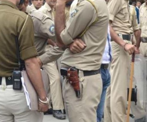 भोपाल पुलिस को इस कार्रवाई में अभी और भी बड़े नाम सामने आनी की उम्मीद है. पहले ही मामले में तृणमूल कांग्रेस के प्रदेश अध्यक्ष को गिरफ़्तार किया है (तस्वीर इंडिया टुडे) भोपाल पुलिस को इस कार्रवाई में अभी और भी बड़े नाम सामने आनी की उम्मीद है. पहले ही मामले में तृणमूल कांग्रेस के प्रदेश अध्यक्ष को गिरफ़्तार किया है (तस्वीर इंडिया टुडे)