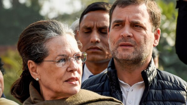 सोनिया गांधी और राहुल गांधी. संसद के सामने CAA और NRC के विरोध में प्रदर्शन करते हुए. तस्वीर 31 जनवरी 2020 की है. क्रेडिट- PTI. Sonia Gandhi And Rahul Gandhi