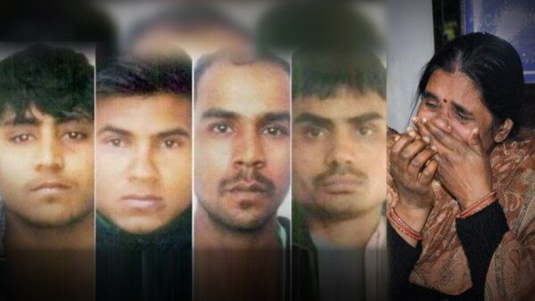 तस्वीर में बाईं ओर से : पवन, विनय, मुकेश, अक्षय. ये निर्भय के चार दोषी हैं जिन्हें फांसी पर लटकाया गया. दाईं ओर सबसे आखिर में निर्भया की मां आशा देवी, जो कुछ समय पहले मामले की सुनवाई के दौरान देरी होने से फफक पड़ी थीं. (तस्वीर: PTI) Untitled 1