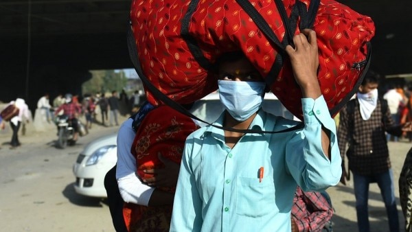 लॉकडाउन के वक्त बहुत से लोग पैदल ही अपने घर की तरफ निकल पड़े थे, उस दौरान ही आदेश नाम की महिला का पर्स रास्ते में गिर गया (Photo: PTI) लॉकडाउन की मार मजदूरों पर सबसे ज्यादा पड़ी है. उनके पास न तो रोजगार है और न गुजारा करने के लिए पैसे. (Photo: PTI)