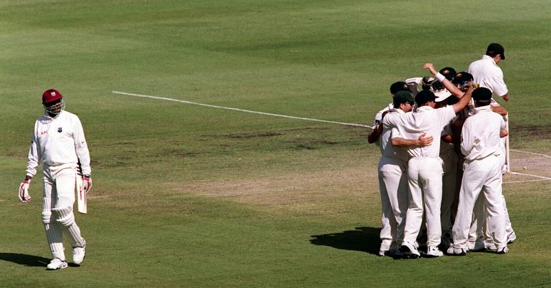 Australia के खिलाफ आउट होकर पैवेलियन लौटते Courtney Walsh (गेटी) Walsh Batting 800