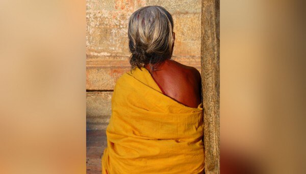 घर के काम करने वाली 'दीदियों' की याद तभी आती है, जब वो नहीं आतीं. (सांकेतिक तस्वीर: पिक्साबे) Woman 52030 1920 700