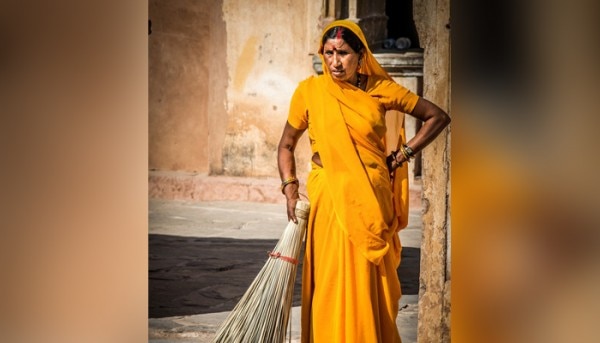 क्रिएटिव बनने, और हंसी पैदा करने की कोशिश करने के चक्कर में जिन लोगों की तकलीफों का मज़ाक उड़ा रहे हैं लोग, कल उनसे नज़रें कैसे मिलायेंगे? (सांकेतिक तस्वीर: पिक्साबे) Woman 701050 1920 750x500
