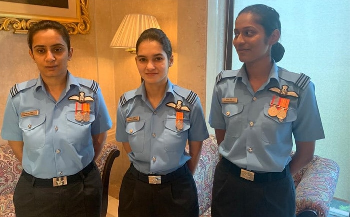 मोहना सिंह (बाएं), अवनि चतुर्वेदी (बीच में) और भावना कांत. मोहना सिंह (बाएं), अवनि चतुर्वेदी (बीच में) और भावना कांत.