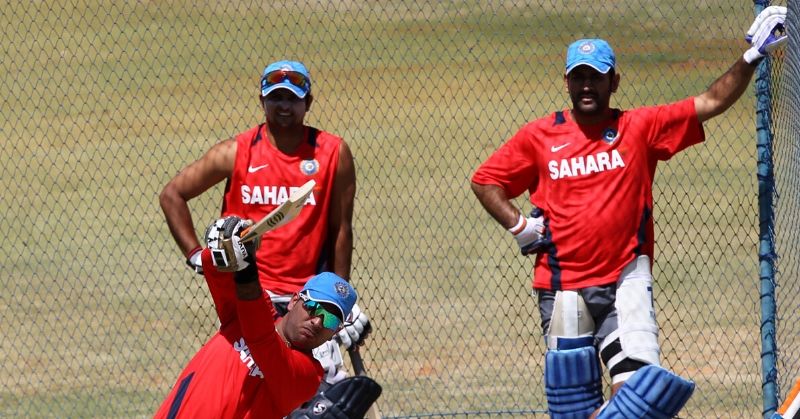 2011 World Cup के दौरान प्रैक्टिस करते Yuvraj Singh पर नज़रें गड़ाए Indian Captain MS Dhoni और Suresh Raina Yuvraj Singh Nets 800