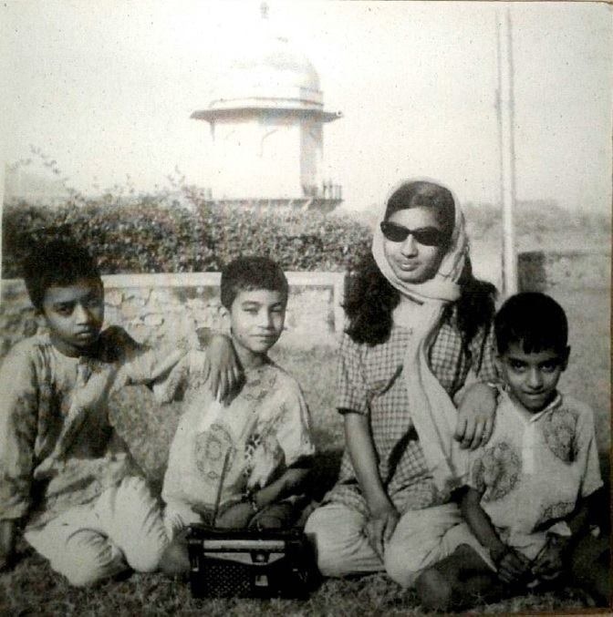 बचपन के दिनों में मां के साथ इरफान और उनके दोनों भाई सलमान और इमरान. बचपन के दिनों में मां के साथ इरफान और उनके दोनों भाई सलमान और इमरान.