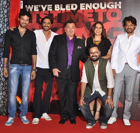 फिल्म 'डी-डे' के ट्रेलर लॉन्च के मौके पर फिल्म की स्टारकास्ट और डायरेक्टर निखिल आडवानी (बैठने की कोशिश करते हुए). फिल्म 'डी-डे' के ट्रेलर लॉन्च के मौके पर फिल्म की स्टारकास्ट और डायरेक्टर निखिल आडवानी (बैठने की कोशिश करते हुए).