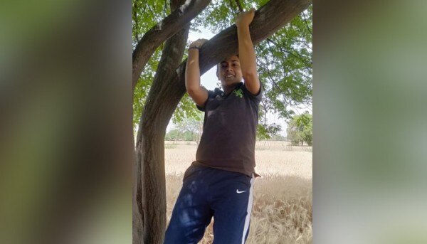 इस वक़्त प्रैक्टिस सेंटर बंद होने पर खुशबू को लगा कि फिटनेस का ध्यान कैसे रखा जायेगा. फिर ये उपाय निकाला गया. (तस्वीर: प्रवीण कुमार/ आज तक) 3