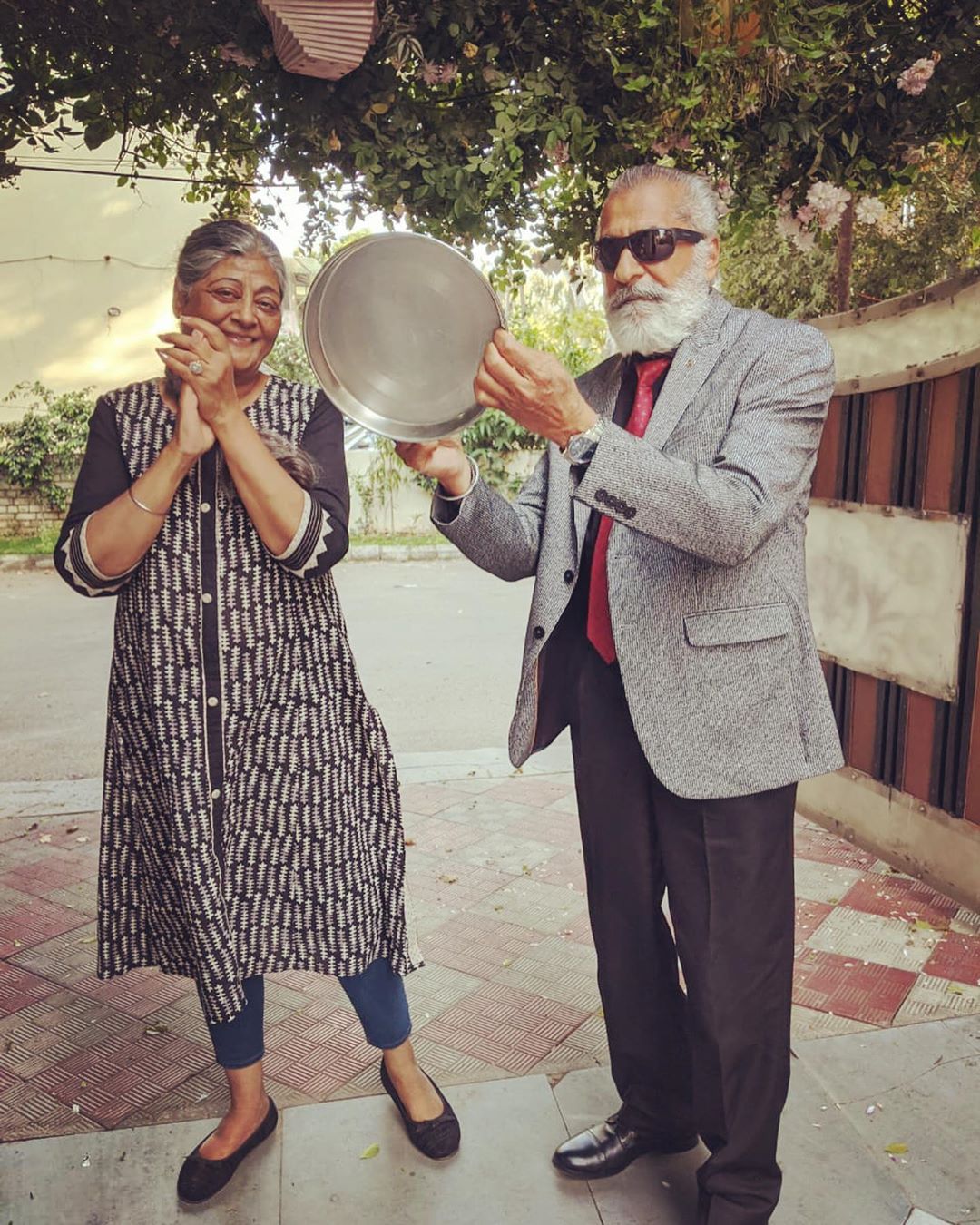 जनता कर्फ्यू वाले दिन थाली बजाते यजन और अनिता कश्यप. जनता कर्फ्यू वाले दिन थाली बजाते यजन और अनिता कश्यप.
