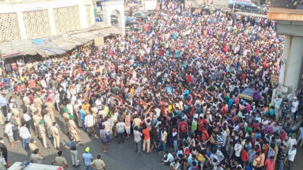 मुंबई में 14 अप्रैल को मजदूरों की भीड़ घर जाने को रेलवे स्टेशन के पास जमा हो गई. फोटो: इंडिया टुडे मुंबई में 14 अप्रैल को मजदूरों की भीड़ घर जाने को रेलवे स्टेशन के पास जमा हो गई. फोटो: इंडिया टुडे