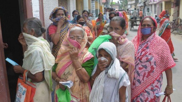 सरकार ने कोरोना राहत पैकेज का एलान किया था. इसमें 20 करोड़ जनधन खाताधारक महिलाओं को 500 रुपये प्रति महीने अगले तीन महीने तक भेजने की बात कही गई थी. पैसे निकालने के लिए लाइन में लगी महिलाएं-(प्रतीकात्मक फोटो) सरकार ने कोरोना राहत पैकेज का एलान किया था. इसमें 20 करोड़ जनधन खाताधारक महिलाओं को 500 रुपये प्रति महीने अगले तीन महीने तक भेजने की बात कही गई थी. पैसे निकालने के लिए लाइन में लगी महिलाएं-(प्रतीकात्मक फोटो)
