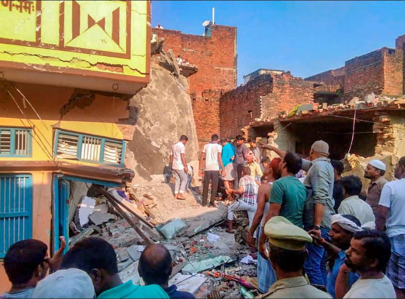 उत्तर प्रदेश में सिलेंडर धमाके से बर्बाद हुआ घर | PTI Cylinders