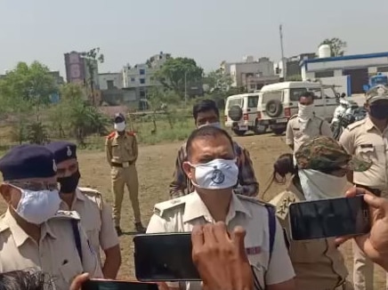 मामले में पुलिस ने एक अधिकारी को सस्पेंड किया है. थाना प्रभारी को भी जांच होने तक सस्पेंड किया गया है. मामले में पुलिस ने एक अधिकारी को सस्पेंड किया है. थाना प्रभारी को भी जांच होने तक सस्पेंड किया गया है.