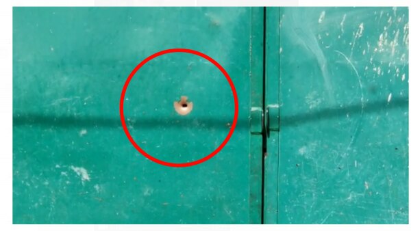 मस्जिद के गेट पर गोली आर-पार हो गई. फोटो- तन्सीम हैदर. Gurugram Mosque Attack 1