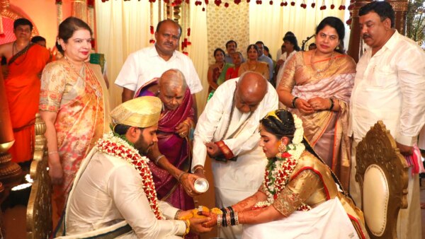 लॉकडाउन के बीच शादी हुई. तस्वीरों में कोई भी मास्क पहना नहीं दिख रहा है. क्रेडिट- PTI. Hd Kumaraswamy 2
