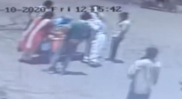 CCTV कैमरे की फुटेज से लिया गया एक स्क्रीनशॉट. (तस्वीर/वीडियो: राहुल करैया /आजतक) Indore Cctv