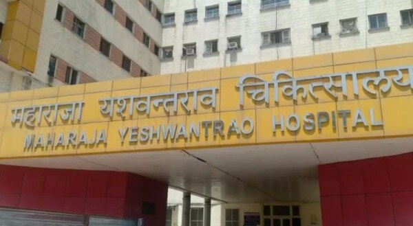 वो अस्पताल जहां परिवार वाले महिला को लेकर आए थे. (तस्वीर: राहुल करैया /आजतक) Indore Hosp