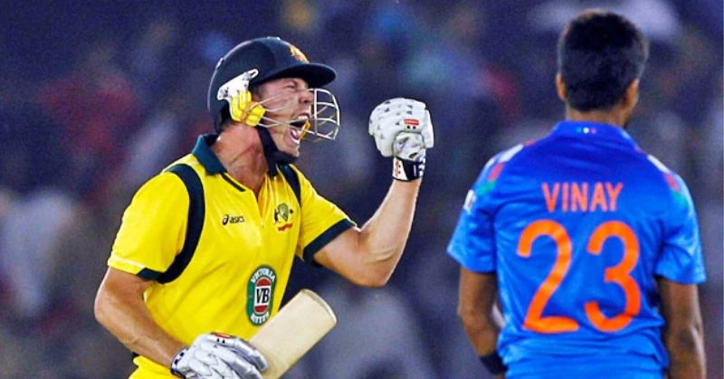 Vinay Kumar की बॉल पर छक्का मारकर मैच जीतने का जश्न मनाते James Faulkner (ट्विटर) James Faulkner Celebrating Mohali Win 800