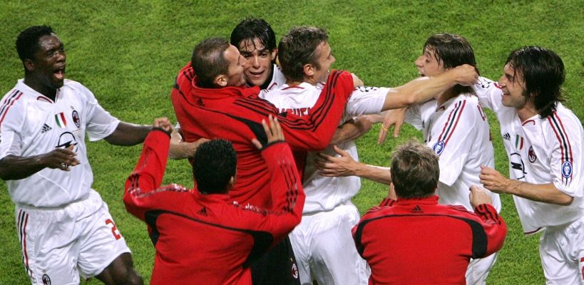 2005 Champions League Final के दौरान अपने साथियों के साथ एक गोल का जश्न मनाते Kaka (सेंटर में) Kaka Milan Celebration 800
