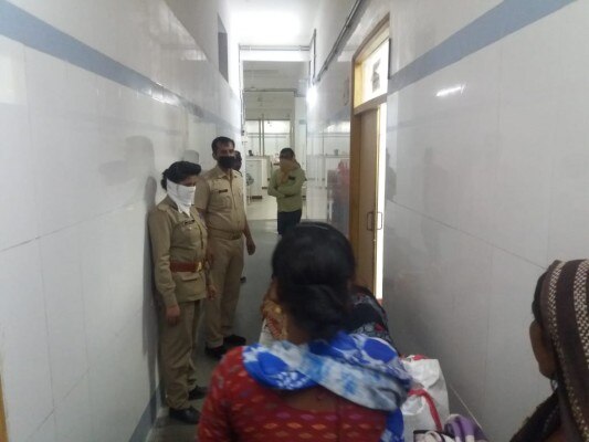 महिला को स्ट्रेचर पर ले जाते उसके घरवाले. साथ में पुलिस भी मौजूद थी. (तस्वीर: नीरज श्रीवास्तव) Kannauj Preg 3