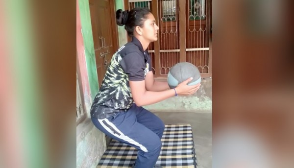 प्रैक्टिस करने वाली खिलाड़ी अपनी तस्वीरें ग्रुप पर भी भेजती हैं. (तस्वीर: प्रवीण कुमार/ आज तक) Khusbhoo 2