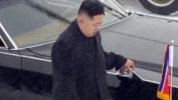 गाड़ी के साथ चल रहे 27 साल के किम. (फोटो: AFP) Kim Jong Un
