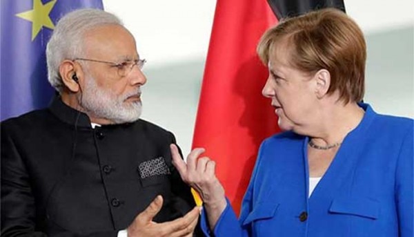पीएम नरेंद्र मोदी के साथ एक मीटिंग के दौरान एंजेला. इनके वो वीडियो बहुत वायरल हुए थे जिनमें ये पीएम मोदी का हाथ मिलाने के बजाए आगे बढ़ जाती हैं. Merkel Modi New