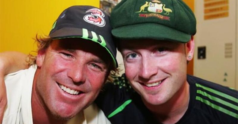 Shane Warne ने वनडे से रिटायर होने के बाद अपनी 23 नंबर की जर्सी Michael Clarke को सौंपी थी. क्लार्क कई बार कह चुके हैं कि वॉर्न ने उनकी काफी मदद की थी. (ट्विटर) Michael Clarke Shane Warne 800