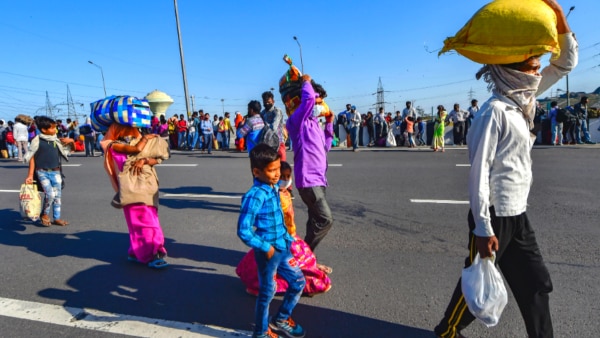 दिल्ली से उत्तर प्रदेश में अपने घर को लौटता हुआ एक माइग्रेंट वर्कर और उसका परिवार. File Photo - PTI. दिल्ली से उत्तर प्रदेश में अपने घर को लौटता हुआ एक माइग्रेंट वर्कर और उसका परिवार. File Photo - PTI.