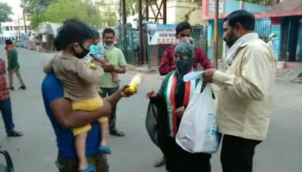 लोगों को खाने पीने का सामान बांटतीं नसीमा बेगम. (तस्वीर: पंकज श्रीवास्तव/आज तक) Priga Let 4