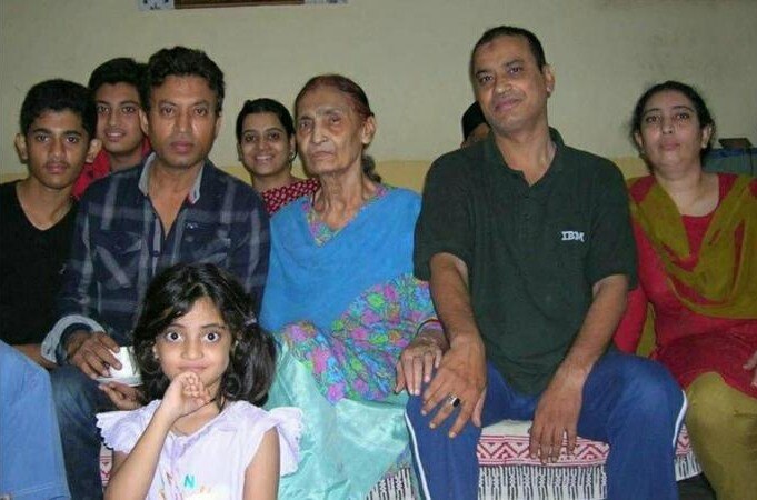 अपनी मां और परिवार के बाकी सदस्यों के साथ इरफान. अपनी मां और परिवार के बाकी सदस्यों के साथ इरफान.