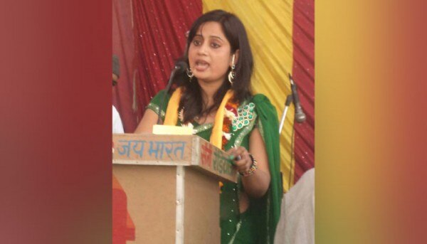 सीमा आगे पढ़ना चाहती थीं. लेकिन रिश्तेदार तैयार नहीं थे. उनकी बुआ ने उन्हें जो सोने के गहने दिए थे, उन्हें बेचकर उन्होंने पढ़ाई जारी रखी. उसके बाद छोटी-मोटी नौकरियां कीं. (तस्वीर: सीमा कुशवाहा फेसबुक) Seema 2