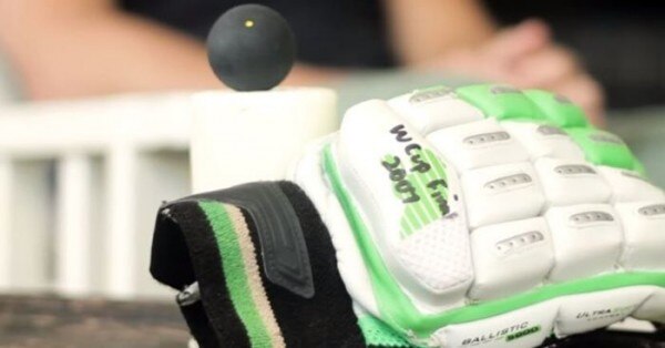 आईसीसी के वीडियो में से उस गेंद और ग्लव्स की तस्वीर. Squash Gilchrist