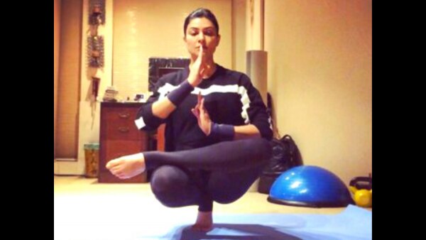 सुष्मिता पाद अंगुष्ठ पद्म उत्कटासन करते हुए. Sushmita Sen 2