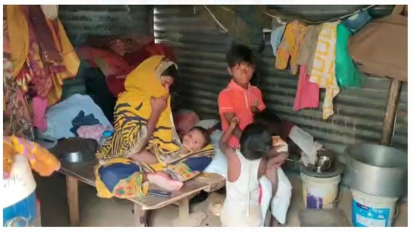 छाबू मंडल की पत्नी अपने बच्चों के साथ. (Photo: Tanseem Haider) छाबू मंडल की पत्नी अपने बच्चों के साथ. (Photo: Tanseem Haider)