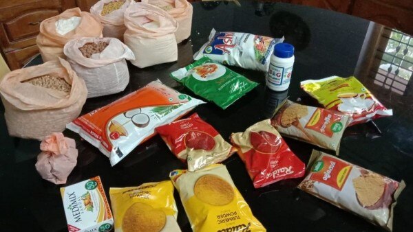 केरल सरकारी की ओर से दी गई फूड किट का सामान. (Photo: Twitter) केरल सरकारी की ओर से दी गई फूड किट का सामान. (Photo: Twitter)