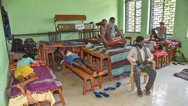 बिहार में एक कैंप में बैठे मजदूर. (Photo: PTI) बिहार में एक कैंप में बैठे मजदूर. (Photo: PTI)
