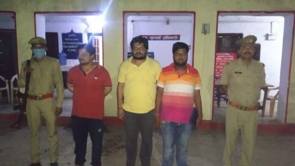 पुलिस की गिरफ्त में लॉकडाउन तोड़ने के आरोपी. स्मृति ईरानी ने इन्हें कांग्रेस कार्यकर्ता बताया था. पुलिस की गिरफ्त में लॉकडाउन तोड़ने के आरोपी. स्मृति ईरानी ने इन्हें कांग्रेस कार्यकर्ता बताया था.