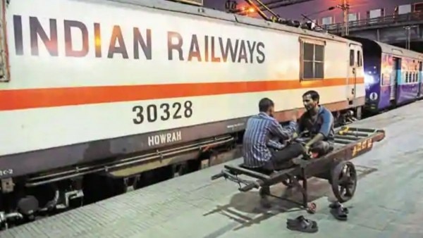भारतीय रेलवे यानी देश की लाइफलाइन. भारतीय रेलवे यानी देश की लाइफलाइन.