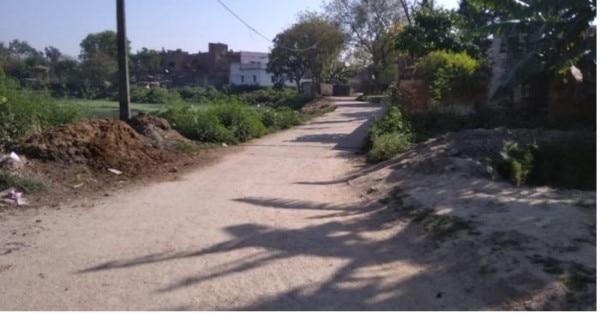 पंजवार के इस रस्ते पर बच्चे चुहल करते रहते थे. साभार- संजय सिंह पंजवार के इस रस्ते पर बच्चे चुहल करते रहते थे. साभार- संजय सिंह