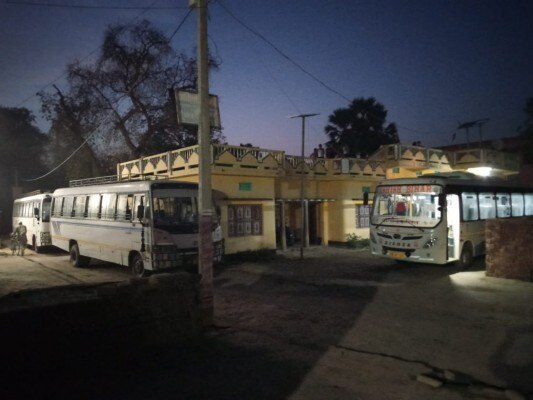 स्थानियों के मुताबिक इन्हीं बसों से गांव के करीब 150 लोगों को जांच के लिए ले जाया गया था. तस्वीर- संजय सिंह स्थानियों के मुताबिक इन्हीं बसों से गांव के करीब 150 लोगों को जांच के लिए ले जाया गया था. तस्वीर- संजय सिंह