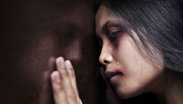 घरेलू हिंसा के बढ़ते मामलों को लेकर महिला आयोग ने भी चिंता जताई है. राष्ट्रीय महिला आयोग की अध्यक्ष रेखा शर्मा ने PTI को बताया,‘घरेलू हिंसा के मामले बढ़ गए हैं. पुरुष घर पर बैठे-बैठे खीज रहे हैं, और वो सारी खीज घर की महिलाओं पर निकल रही है. (सांकेतिक तस्वीर ) Women Violence