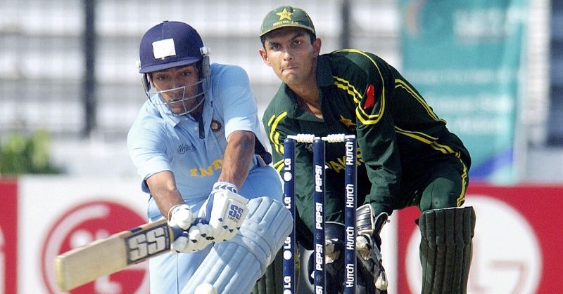 Under-19 World Cup 2004 के एक मैच में शॉट खेलते Robin Uthappa, विकेट के पीछे हैं Zulqarnain Haider Zulqarnain Haider Robin Uthappa 800