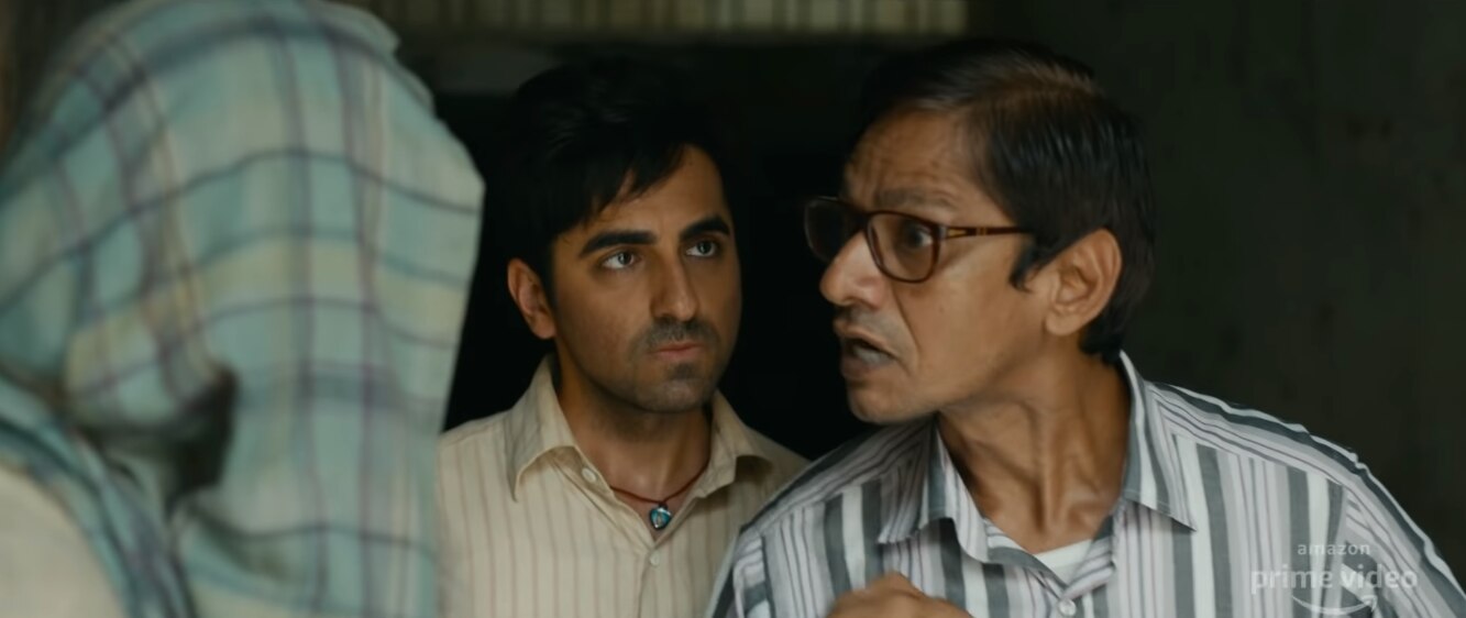 आर्कियोलॉजी डिपार्टमेंट उर्फ पुरातत्व विभाग के अधिकारी के रोल में विजय राज को मिर्ज़ा को बता रहे हैं कि उनकी परमिशन के बिना वो हवेली नहीं बेच सकते. आर्कियोलॉजी डिपार्टमेंट उर्फ पुरातत्व विभाग के अधिकारी के रोल में विजय राज को मिर्ज़ा को बता रहे हैं कि उनकी परमिशन के बिना वो हवेली नहीं बेच सकते.