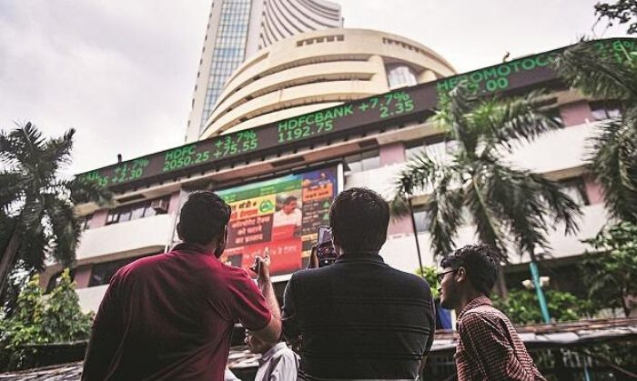 अभी आरआईएल के पास अच्छा मौक़ा था राइट्स इश्यू करने का. सारे शेयर गिर रहे हैं, लेकिन आरआईएल इतनी तेज़ी से नहीं गिर रहा. अभी आरआईएल के पास अच्छा मौक़ा था राइट्स इश्यू करने का. सारे शेयर गिर रहे हैं, लेकिन आरआईएल इतनी तेज़ी से नहीं गिर रहा.